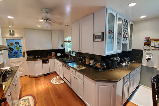 Photo of a traditional kitchen