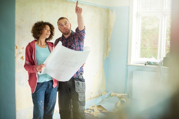 contractor talking to homeowner about a remodel